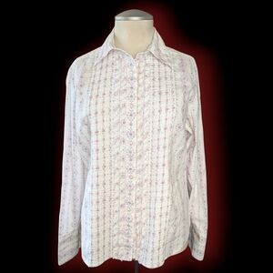 Vintage Inspired Feminine Floral Blouse With Pin-tuck Detailing & Pearl Buttons